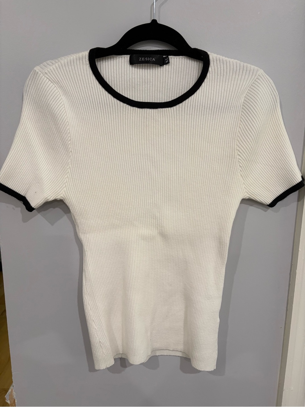 Zesica Women's White Ribbed Short Sleeve Top with Black Trim